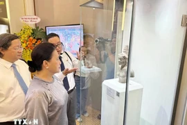 Former National Assembly Chairwoman Nguyen Thi Kim Ngan and delegates visit the thematic exhibition. (Photo: VNA)