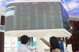 Investors monitor market movements at the Ho Chi Minh Stock Exchange. (Photo: VNA)
