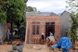 A house is built under the programme on eliminating makeshift and dilapidated houses in the Central Highlands province of Kon Tum. (Photo: VNA)