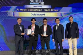 Engineer Luong Duc Long of Viettel Group (second, right) and Nguyen Hoang Vu, AI engineer and CEO of AIZ startup company (third, right) receive gold award at The Global AI Challenge for Building E&M Facilities 2025. (Photo: VNA)