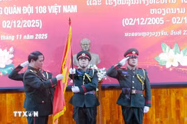 Sen. Lieut. Gen. Vongsone Inpanphim, Lao Deputy Minister of National Defence and Director of the General Department of Politics presents the Friendship Order of Laos to Vietnam’s Central Military Hospital 108. (Photo: VNA)