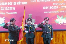 Sen. Lieut. Gen. Vongsone Inpanphim, Lao Deputy Minister of National Defence and Director of the General Department of Politics presents the Friendship Order of Laos to Vietnam’s Central Military Hospital 108. (Photo: VNA)