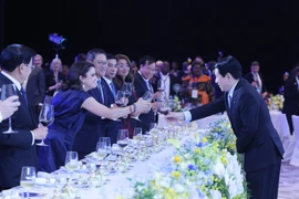 State President Luong Cuong (right) welcomes heads of delegations attending the signing ceremony of the Hanoi Convention at the banquet in Hanoi on October 25. (Photo: VNA)
