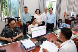 Leaders of the Department of Science and Technology of Dak Lak province inspect the operation of the Public Administration Center in Binh Kien ward. (Photo: VNA)