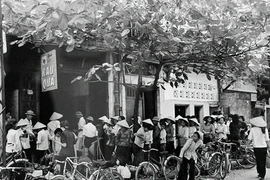 People queuing to buy food during Vietnam's subsidy period. (Source: VNA file photo)