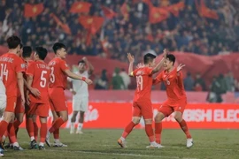 Vietnam (red) defeat Myanmar 5-0 on December 21 to advance to the ASEAN Cup semi-finals. (Photo: VNA)