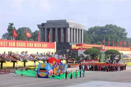The delegation representing Vietnam’s 54 ethnic groups marches past the grandstand. (Photo: VNA)