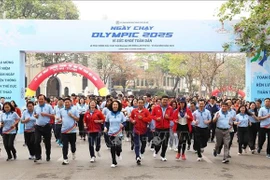 More than 4,000 athletes, coaches, officials, and residents of the capital run a lap around Hoan Kiem Lake on March 23(Photo: VNA)