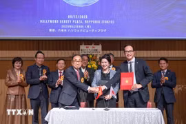 Representatives of VJBA and Ushiyama Sewing Academy sign a cooperation agreement at the event (Photo: VNA)
