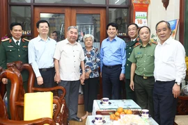 President Luong Cuong (fourth, right) and his entourage visit the family of Vo Dai Nhan and Vo Thi Van who are outstanding veteran revolutionaries in Long Xuyen city. (Photo: VNA)