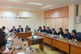 The meeting between the Vietnamese delegation and representatives of Khon Kaen University (Photo: VNA)