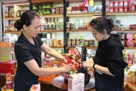 Many OCOP gift baskets now combine nutritious food items and handcrafted products (Photo: VNA)