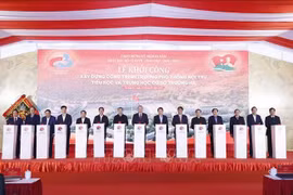 Party General Secretary To Lam (central) on January 28 attends the ground-breaking ceremony for the Truong Ha Boarding Primary and Secondary School in Truong Ha commune, the northern province of Cao Bang. (Photo: VNA)