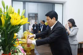 State President Luong Cuong and Vice State President Vo Thi Anh Xuan offer incense in commemoration of late Party General Secretary Nguyen Phu Trong. (Photo: VNA)