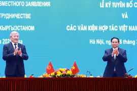 Prime Minister Pham Minh Chinh (right) and Chairman of the Cabinet of Ministers of the Kyrgyz Republic Adylbek Kasymaliev at the signing ceremony of the joint statement and agreements on March 6. (Photo: VNA)