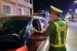 A traffic police in Gia Lai checks the alcohol concentration of a driver. (Photo: VNA)
