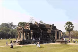 Tourists visit Angkor Archaeological Park in Siem Reap. (Photo: VNA)