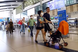 Passengers at Noi Bai International Airport. (Photo: VNA)