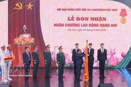 The Vietnam Association for Victims of Agent Orange/Dioxin (VAVA) is awarded the second-class Labour Order by the State President at a ceremony held in Hanoi on August 4. (Photo: VNA)