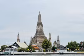Wat Arun, also known as the Temple of Dawn, on the Chao Phraya River, is one of the famous tourist attractions in Bangkok, Thailand. (Photo: VNA)