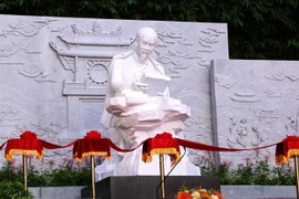 The statue of President Ho Chi Minh is inaugurated at the Da Nang Library campus in the central city of Da Nang. (Photo: VNA)