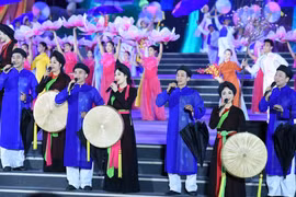 Artists perform Quan Ho (love duet) singing - a UNESCO Intangible Cultural Heritage of Humanity. (Photo: VNA)
