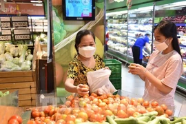 Customers shop at a supermarket in Ho Chi Minh City (Photo: VNA)