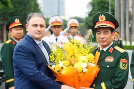 Minister of National Defence Gen. Phan Van Giang (R) welcomes Minister of Defence Industry of Azerbaijan Vugar Mustafayev on December 25. (Photo: qdnd.vn)