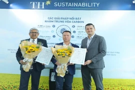 Managing Director of Control Union Vietnam Wouter Melis van Ravenhorst presents certificates to the two companies. (Photo: VNA)