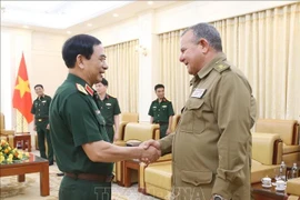 Minister of National Defence Gen. Phan Van Giang (L) and Chief of the Political Directorate of the Cuban Revolutionary Armed Forces Lieut. Gen Victor Leonardo Rojo Ramos (Photo: VNA)