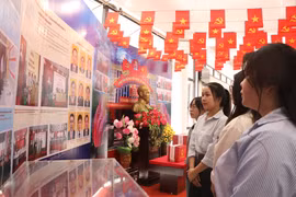 Young people visit the exhibition. (Photo: VNA)