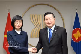 ASEAN Secretary-General Kao Kim Hourn (R) and Vietnamese Ambassador Ton Thi Ngoc Huong. (Photo: VNA)
