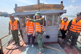 Authorities inspect a fishing boat in Ho Chi Minh City. (Photo: VNA)