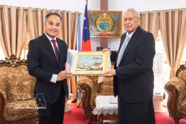 Vietnamese Ambassador to New Zealand Phan Minh Giang (L), who is concurrently in charge of Samoa, presents his credentials to Head of the Independent State of Samoa Tuimalealiifano Va’aletoa Sualauvi II in Apia on April 21. (Photo: VNA)