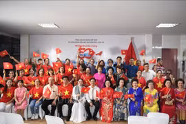 Overseas Vietnamese from northeastern Thailand attend the ceremony commemorating the 50th anniversary of national reunification. (Photo: VNA)