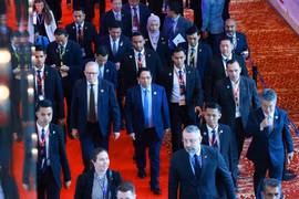 PM Pham Minh Chinh and Australian PM Anthony Albanese come to attend the 20th East Asia Summit in Kuala Lumpur on October 27 (Photo: VNA)