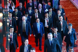 PM Pham Minh Chinh and Australian PM Anthony Albanese come to attend the 20th East Asia Summit in Kuala Lumpur on October 27 (Photo: VNA)