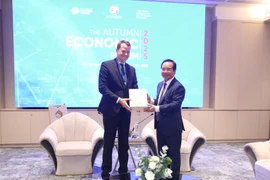 Chairman of the Ho Chi Minh City People’s Committee Nguyen Van Duoc (R) meets with Stephan Mergenthaler, Managing Director of the World Economic Forum (WEF), on November 25. (Photo: VNA)