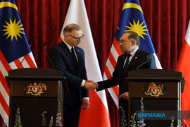 Malaysian Prime Minister Anwar Ibrahim (right) shakes hands with President of Poland Andrzej Duda at a joint press conference on June 10. (Photo: Bernama) 