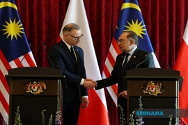 Malaysian Prime Minister Anwar Ibrahim (right) shakes hands with President of Poland Andrzej Duda at a joint press conference on June 10. (Photo: Bernama) 