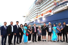 Quang Ninh province welcomes first foreign visitors on the occasion of the New Year holiday. (Photo: baoquangninh.vn)