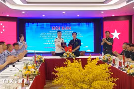 The two sides exchange a memorandum of understanding at their meeting on April 15. (Photo: VNA)