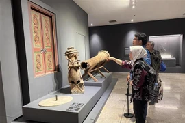 People visit the exhibition. (Photo: VNA)