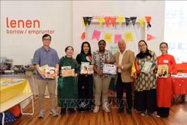 Representatives of the General Association of Vietnamese in Belgium (UGVB) present Vietnamese-language books to the Muntpunt Library. (Photo: VNA)