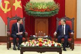 Party General Secretary To Lam (R) receives Jeffrey David Perlman, Chief Executive Officer (CEO) of the US-based investment fund Warburg Pincus and Chairman of the US-ASEAN Business Council in Hanoi on April 18. (Photo: VNA)