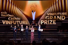 Chairman of the National Assembly Tran Thanh Man (centre) presents the VinFuture Grand Prize 2025 to the scientists who developed the HPV vaccine at the award ceremony in Hanoi on December 5, 2025. (Photo: VinFuture)