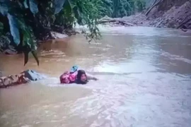 A snapshot of Midwife Dona Lubis braving the strong currents of the Batang Pasaman River to treat a Tuberculosis (TB) patient in Kejorongan Sinuangon, Nagari (village) Cubadak Barat, Dua Koto Subdistrict, Pasaman Regency, on August 3, 2025. (Photo: Antara)