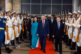 The farewell ceremony for General Secretary of the Communist Party of Vietnam (CPV) Central Committee and President of Vietnam To Lam and his spouse at Beijing West Railway Station in Beijing. (Photo: VNA)