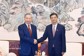 General Secretary of the Communist Party of Vietnam Central Committee and State President To Lam (L) receives Chen Gang, member of the Communist Party of China Central Committee, Secretary of the CPC Committee and Chairman of the Standing Committee of the People’s Congress of the Guangxi Zhuang Autonomous Region (Photo: VNA)