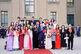Vietnamese students in China pose for photo with Party General Secretary and State President To Lam and his spouse. (Photo: VNA)